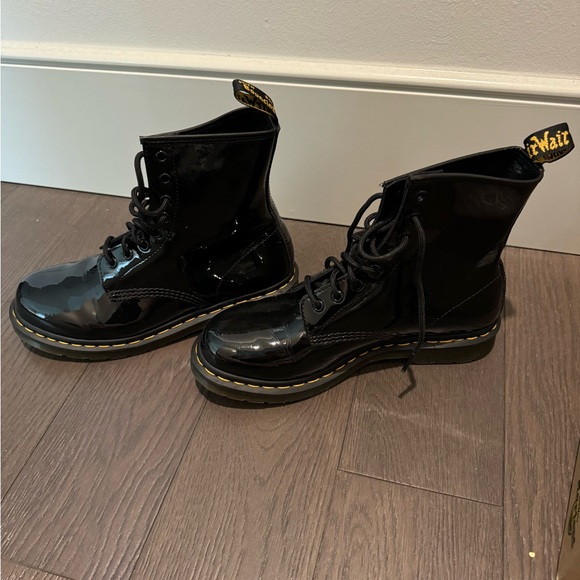 WORN ONCE Dr. Marten’s Women's 1460 Classic Patent Leather Combat Boots Size 9 - Picture 6 of 6
